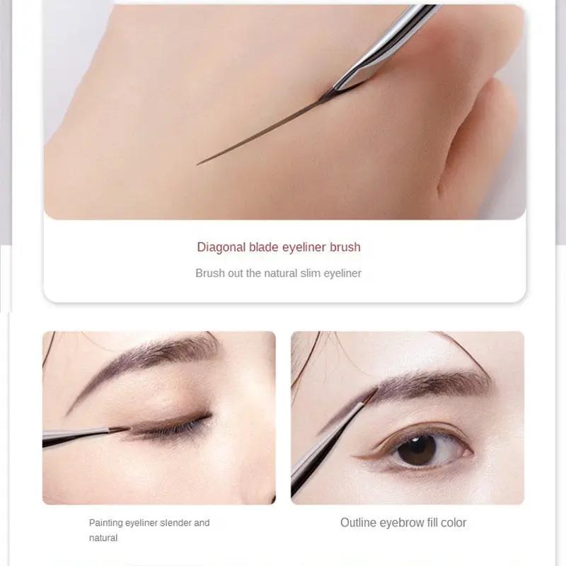 Blade eyeliner brush by Oz-Direct.com