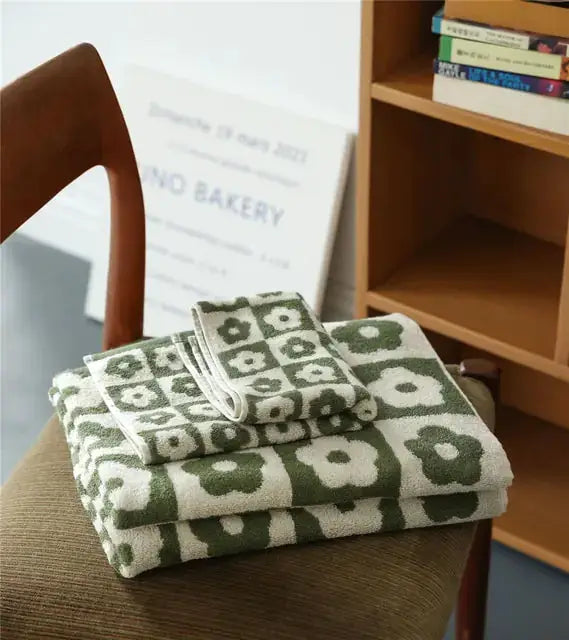 Retro Checkered Face and Bathroom Towels by Oz-Direct.com
