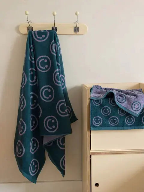Retro Smiling Bath & Face Towel by Oz-Direct.com